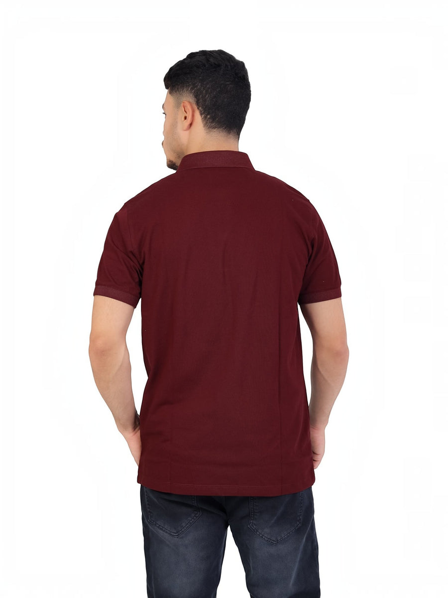 Back view of a man wearing a burgundy RUVR Essential Polo shirt made of cotton piqué with ribbed cuffs and collar.